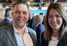 Luc Martel, directeur de la Chambre de commerce et d'industrie de Sorel-Tracy et Danielle Smith, première ministre de l'Alberta.