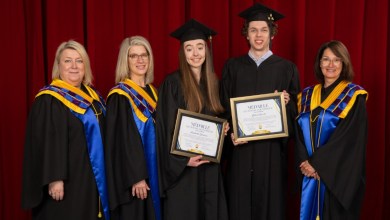 prix du lieutenant-gouverneur pour la jeunesse de g à d : Évangéline Plante, vice-président du conseil d’administration, Catherine Boulanger, directrice des études, Raphaëlle Latraverse, Gabriel Laroche, Diane Dumas, directrice générale et des affaires corporatives. Photo courtoisie