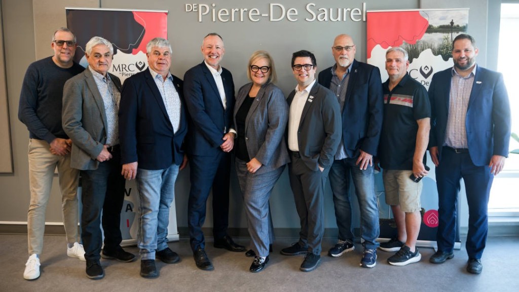François Califour, directeur général de MRC, Gilles Salvas, maire de Saint-Robert, Denis Benoît, maire de Saint-Aimé, Jean-Bernard Émond, député de Richelieu, Marie-Josée Picard, directrice général de Tourisme région de Sorel-Tracy, Vincent Deguise, préfet de la MRC et maire de Saint-Joseph-de-Sorel, François Martim, maire de Yamaska, Michel AUcoin, maire de Sainte-Victoire-de-Sorel, Alexandre Fortin-Patoine, Directeur des services de l’aménagement, de l’environnement et du développement durable. Crédit photo : Sorel-Tracy Info (STI) / Philippe Manning