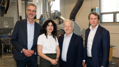 Jean Lortie, président de la Commission des partenaires du marché du travail (CPMT), Emna Braham, PDG de l’IDQ, Raymond Bachand, ancien ministre des Finances et président du conseil de l’IDQ et Hugues Fauville, vice-président RH chez ArcelorMittal Produits longs Canada. Crédit photo : Sorel-Tracy Info (STI) / Philippe Manning