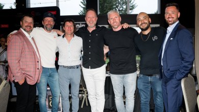 André Averill, président de la CCIST, en compagnie du quatuor gagnant de Sorel-Tracy BBQ composé de Guillaume Morin, Pier-Luc Séguin, Nicholas Bélanger et Charles-Étienne Demers; Shawn-Édouard Cournoyer, propriétaire d’UNDERBASE, qui remettra des chandails à l’effigie du tournoi aux gagnants; ainsi que Vincent Lemoine, président d’honneur du tournoi et copropriétaire d’Assurances Lemoine. Crédit photo : Sorel-Tracy Info (STI) / Philippe Manning