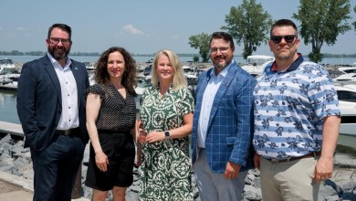 Patrick Péloquin, maire de Sorel-Tracy, Véronique Proulx, présidente-directrice générale de la FCCQ, présidente-directrice générale de la FCCQ, Julie La Rochelle, présidente de l’Alliance des chambres de commerce de la Montérégie, André Averill et Luc Martel, respectivement, président de la Chambre de commerce et d'industrie de Sorel-Tracy et le directeur général de celle-ci. Crédit photo : Sorel-Tracy Info (STI) / Philippe Manning