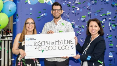 Nathalie Tremblay, directrice principale de l’expérience client aux loteries à Loto-Québec et le couple gagnant.
