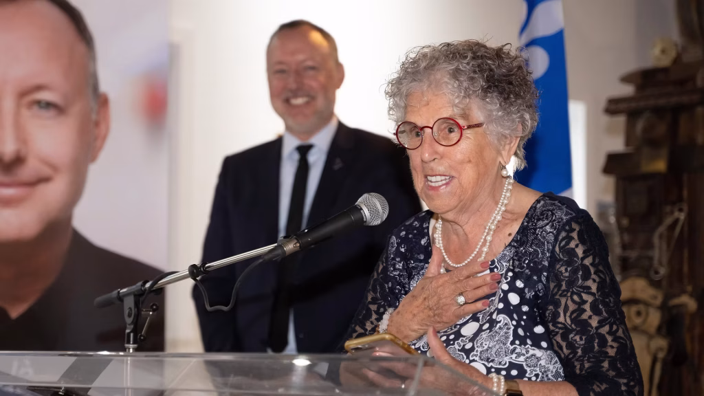 Madame Réjane Salvail Après 26 ans de service dans la municipalité de Sainte-Anne-de-Sorel, dont 22 ans comme mairesse, Mme Réjane Salvail reçoit la médaille de l’Assemblée nationale en reconnaissance de ses années d’engagement en politique municipale, ainsi qu’à son implication envers les Sainte-Annois. Crédit photo : Sorel-Tracy Info (STI) / Philippe Manning