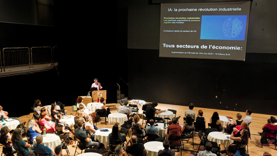 Lors de sa conférence en 2018, Yoshua Bengio présentait une projection selon laquelle l’intelligence artificielle pourrait ajouter jusqu’à 14 % au PIB mondial d’ici 2030, soit environ 16 000 milliards $ US. Crédit photo : Sorel-Tracy Info (STI) / Philippe Manning