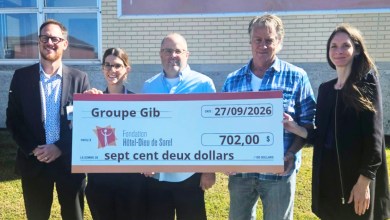 Sylvain Boisvert, Santé Québec Montérégie-Est, Carolanne Pineault, Santé Québec Montérégie-Est, Martin Jacques, Groupe Gib, Jean-Pierre Groulx, Groupe Gib, Andrée-Anne Beaudoin, directrice générale Fondation Hôtel-Dieu de Sorel Absente sur la photo : Laurence Houle Courchesne, Santé Québec Montérégie Est. Photo Courtoisie