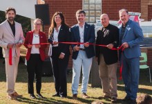Ralph Beaulieu, directeur du Service des ressources matérielles du Centre de services scolaire de Sorel-Tracy (CSSST), Natalie Massicotte, directrice adjointe du CSSST, Sylvie Labelle, conseillère du district Richelieu à la Ville de Sorel-Tracy, Jonathan Charbonneau, directeur général du CSSST, Sébastien Provencher, directeur de l'école Les Bateaux-Blancs, et Christian Lacourse, directeur général du CSSST de 2021 à 2025. Crédit photo : Yanie Léveillée