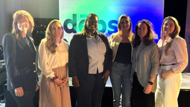 Chantal Cimon, présidente du conseil d'administration du DÉPS, Marie-Jade Tremblay de Wesma Café, Daniella Icart, conseillère aux entreprises du DÉPS, Laurianne Bouchard des Voiturettes M. Bouchard et filles, Mélanie Dulong, conseillère aux entreprises du DÉPS et Camille Salvas de la Fromagerie Polyethnique - Le Bédouin. Photo courtoisie