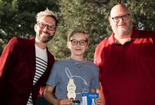 Jonathan Bécotte, animateur, Louise Côté-Jolicoeur, Prix Ours d'or 9-12 ans et Sylvain Dupuis, maire de Saint-Ours. Crédit photo : Sorel-Tracy Info (STI) / Philippe Manning