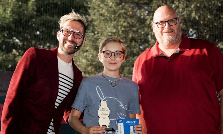 Jonathan Bécotte, animateur, Louise Côté-Jolicoeur, Prix Ours d'or 9-12 ans et Sylvain Dupuis, maire de Saint-Ours. Crédit photo : Sorel-Tracy Info (STI) / Philippe Manning
