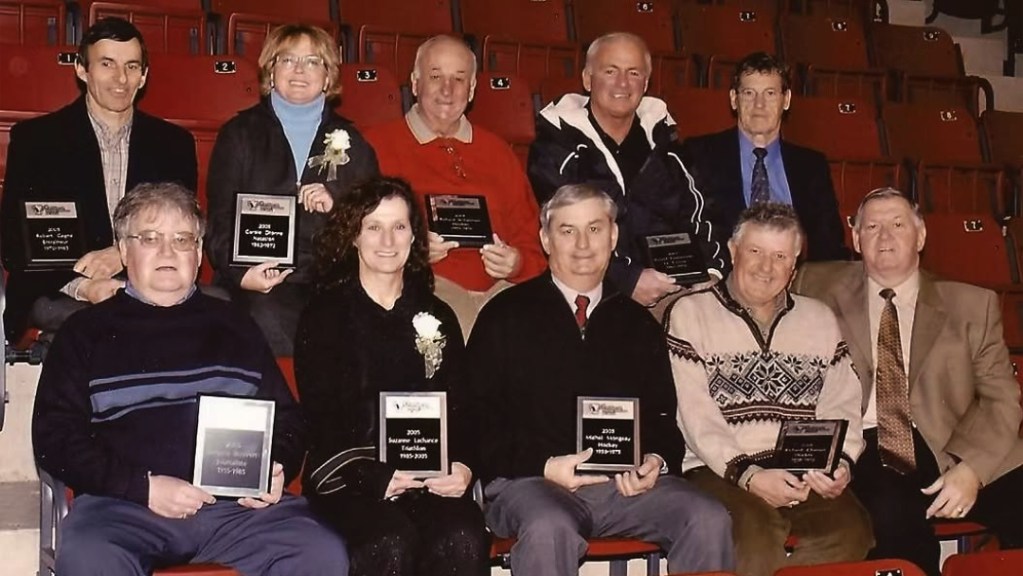 Édition 2005 - 1ère rangée : Jacques Boisvert, Suzanne Lachance, Michel Mongeau, Richard Charron, Mario Deguise. 2e rangée : Robert Gagné, Carole Dionne, Richard Charron, Ronald Duchesneau, Jean Desrochers. Crédit photo : Sorel-Tracy Info (STI) / Philippe Manning