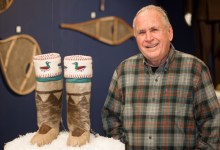 André Côté au Biophare de Sorel-Tracy devant une collection de raquettes à neige traditionnelles.