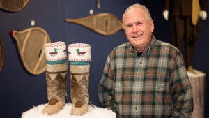 André Côté au Biophare de Sorel-Tracy devant une collection de raquettes à neige traditionnelles.