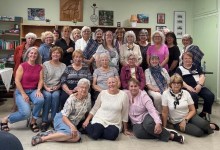 Les membres de l’Atelier de Tissage Sorel-Tracy réunies à l’occasion du 50e anniversaire de l’organisme.