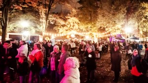 La Nuit des sans-abri, tenue le 16 octobre au carré Royal de Sorel-Tracy, a rassemblé citoyens et organismes autour d’un même message de solidarité. Crédit photo : Julie Vertefeuille