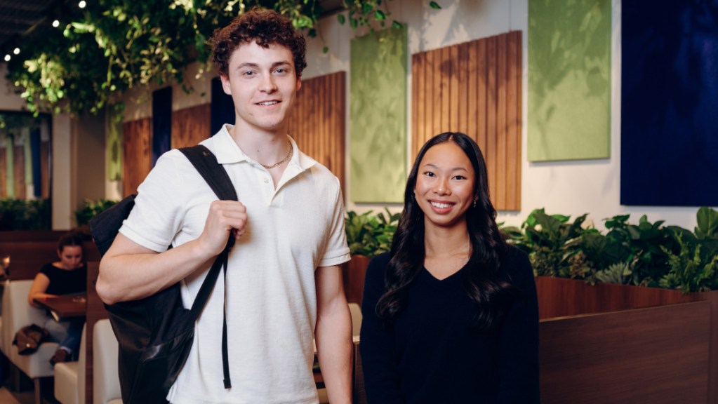 Deux jeunes illustrant les portes ouvertes du Cégep de Sorel-Tracy du 14 novembre 2026.