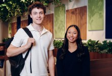 Deux jeunes illustrant les portes ouvertes du Cégep de Sorel-Tracy du 14 novembre 2026.