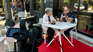 Élisabeth Chouvalidzé en entrevue avec Philippe Côté au Cabaret des Stars 2024, à Sorel-Tracy.
