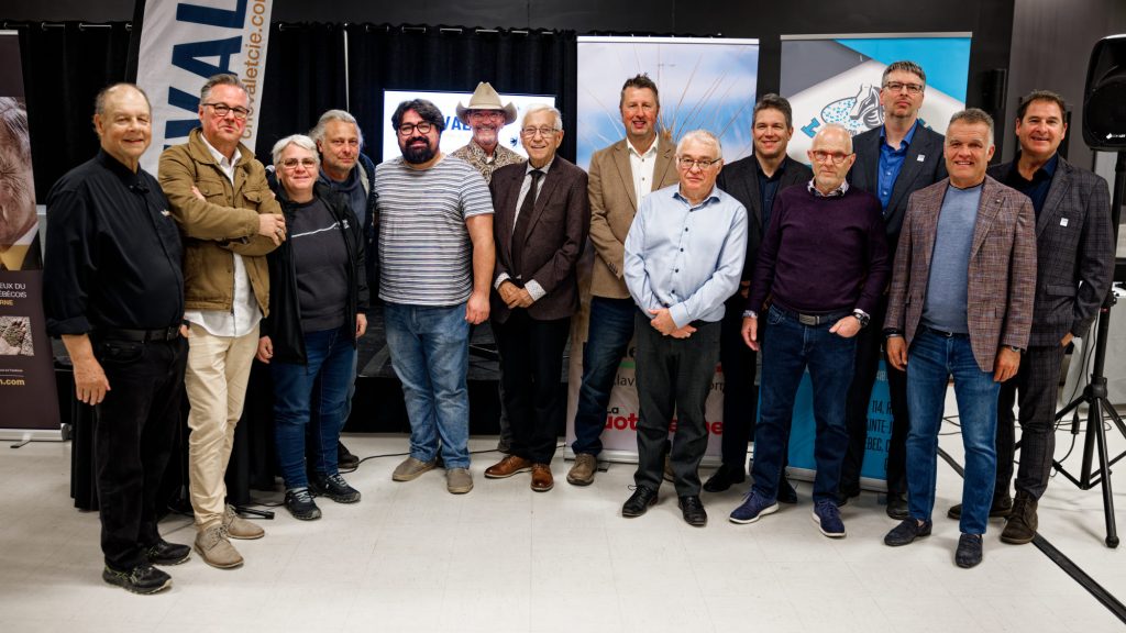 Guy Duval, président de La Vie agricole; Yannick Patelli, éditeur de La Vie agricole; Sophie Gauthier, directrice générale de Nature; Franck Innocenti, Apzara production ; David Dionne, représentant du député de Richelieu Jocelyn Desjardins; François Pépin; Louis Plamondon, député fédéral; de Bécancour-Nicolet-Saurel-Alnôbak; Martin Lajeunesse, maire suppléant de Sorel-Tracy; Yan Turmine, directeur général de Cheval & Cie; Charles-Félix Ross, directeur général de l’UPA; Gérald Pouliot, de Langebec; Éric Roy, directeur général de l’ITAQ; Sylvain Descheneaux, président de CSL et Alain Chalifoux, président de l’ITAQ. Crédit photo : Sorel-Tracy Info (STI) / Philippe Manning