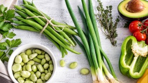 Composition de légumes frais illustrant une conférence sur l'alimentation et la gestion des douleurs chroniques.