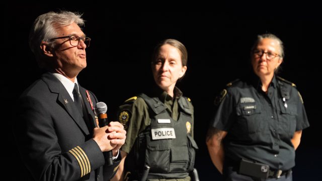 Pierre Jolin, représentant des pompiers, Karine Picard, intervenante en milieu scolaire de la Sureté du Québec et Isabelle Deslandes, représentante des premiers intervenants. Crédit et photo : Philippe Manning / Sorel-Tracy Info Pierre Jolin, représentant des pompiers, Karine Picard, intervenante en milieu scolaire de la Sureté du Québec et Isabelle Deslandes, représentante des premiers intervenants. Crédit et photo : Philippe Manning / Sorel-Tracy Info